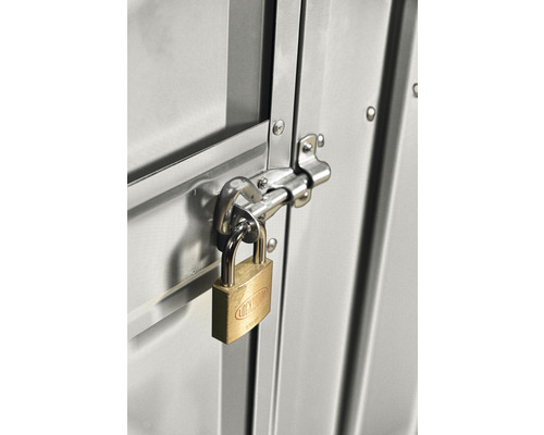 Vorhängeschloss an einer Metalltür zur Sicherung