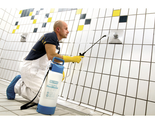 Mann reinigt Fliesen mit Gloria CleanMaster CM 50 Drucksprüher
