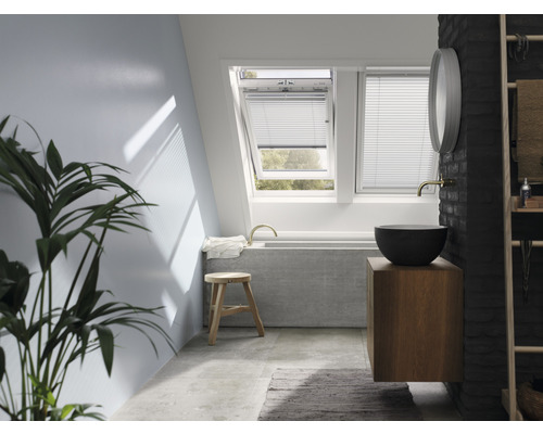 Badezimmer mit Dachfenstern, Waschbecken, Spiegel und Dekoration