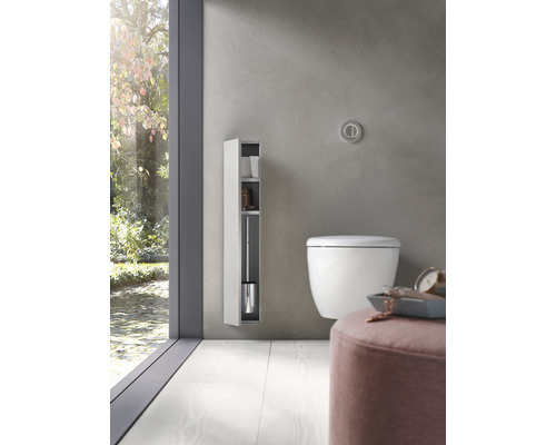 Modernes Badezimmer mit Toilette, Toilettenbürste und Ablage