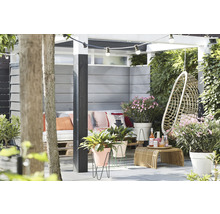 Dekorierter Garten mit Loungeecke, Schaukelstuhl und Pflanzen