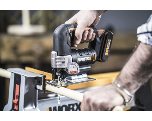 Akkustichsäge beim Sägen eines Holzstücks, Marke Worx