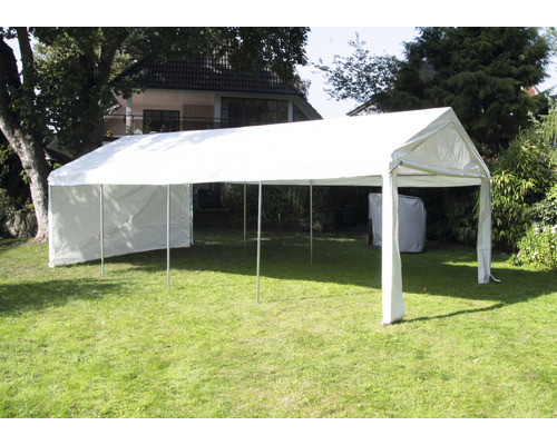 Weißes Partyzelt auf Rasenfläche für Gartenfeiern