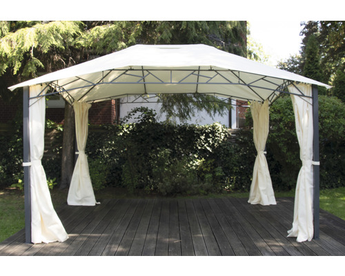 Gartenzelt mit Vorhängen auf Holzterrasse