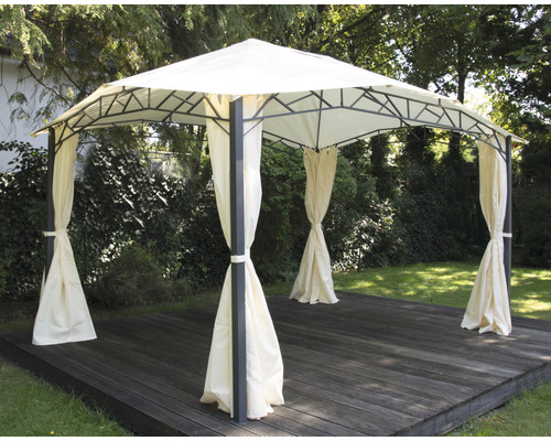 Pavillon mit Vorhängen auf einer Holzterrasse im Garten