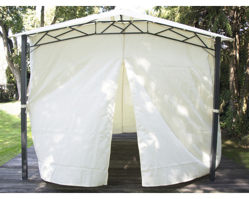 Gartenzelt mit Stoffvorhängen auf einer Terrasse