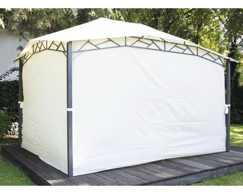 Gartenpavillon mit blickdichten Seitenwänden auf Holzterrasse