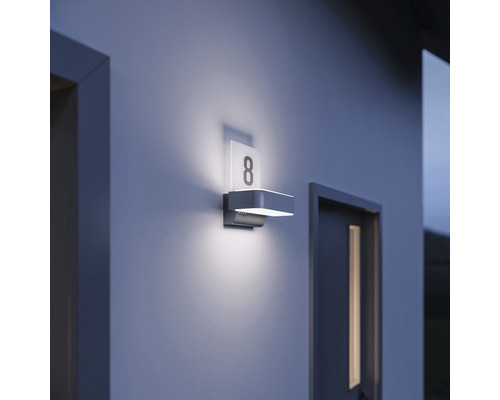 Hausnummerleuchte mit der Nummer 8 an einer Wand