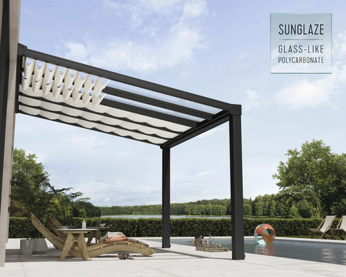 Pergola mit Polycarbonatdach und verschiebbarem Stoffsegel neben einem Pool