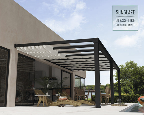 Terrasse mit Pergola, Sonnenschutz und Gartenmöbeln.