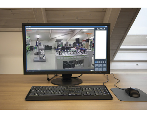 Überwachungsmonitor mit Tastatur und Maus auf einem Tisch