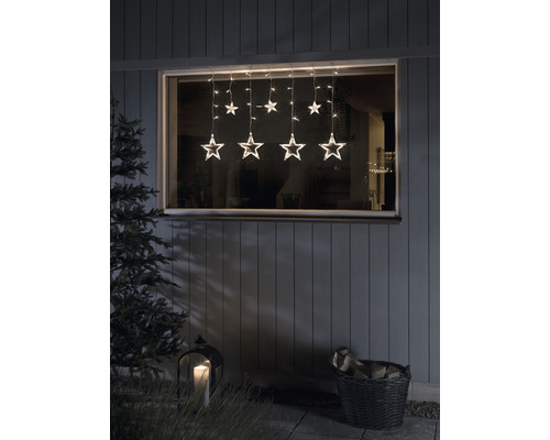 Fensterdekoration mit Sternenlichterkette im Außenbereich