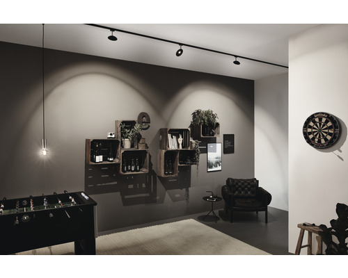 Wohnzimmer mit Deckenstrahlern, Tischfußball und Dartscheibe