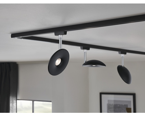 Schwarzes Schienensystem mit drei Strahlern an der Decke