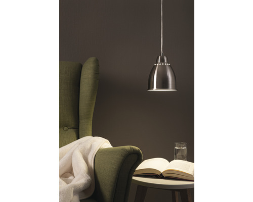 Szene mit einem Sessel, einem Beistelltisch mit Buch und einem Pendelleuchte