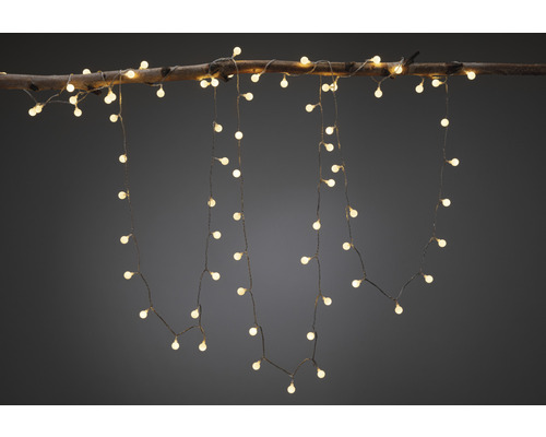 Dekorative Lichterkette mit warmweißem Licht an einem Ast befestigt