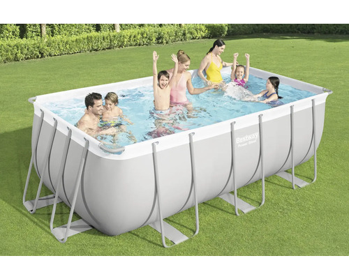 Familienpool mit Stahlrahmen im Garten, gefüllt mit Wasser und spielenden Personen