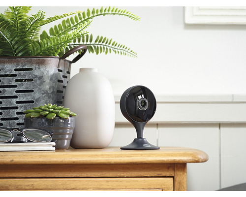 Überwachungskamera auf einem Tisch mit Dekoration