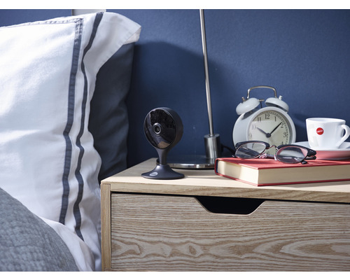 Überwachungskamera auf einem Nachttisch neben einem Bett