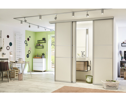 Helles Zimmer mit Schiebetüren zum Badezimmer, Schreibtisch und Beleuchtungssystem