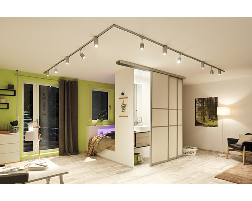 Wohnraum mit Deckenspots und Schiebetür