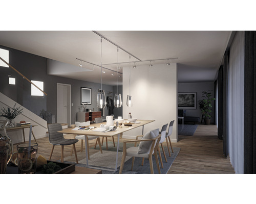 Esszimmer mit Esstisch, Stühlen und Schienensystem mit Pendelleuchten