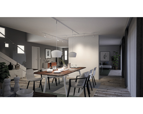 Heller Essbereich mit Holztisch, Stühlen und Schienenleuchte