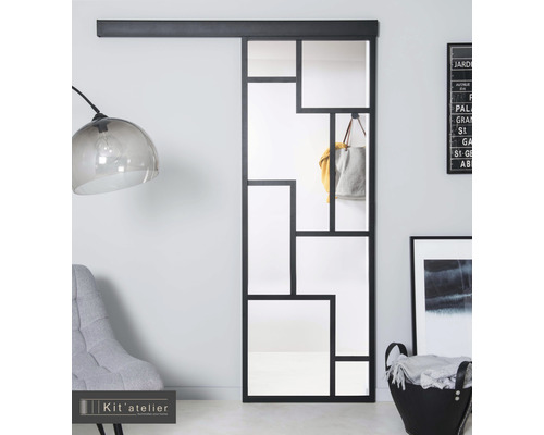 Schiebetür mit geometrischem Design in einem hellen Raum