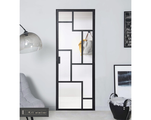 Zimmertür mit Stahlrahmen und Glaseinsätzen im geometrischen Design