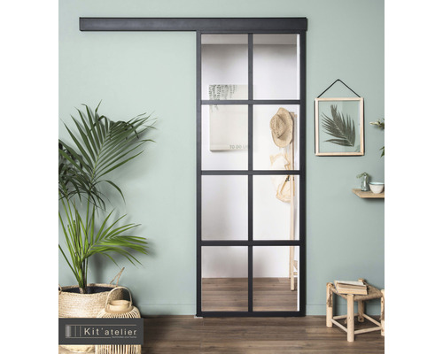 Raumansicht mit einer Glasschiebetür mit Sprossen und schwarzem Rahmen