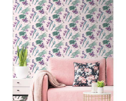 Zimmer mit floraler Tapete mit Vogelmuster und rosa Sofa