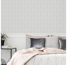 Schlafzimmer mit gemusterter Tapete im Diamantdesign, Bett und Nachttisch