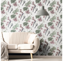 Wohnzimmer mit Sofa und floraler Vogel Tapete
