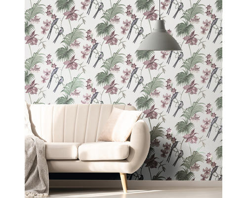 Wohnzimmer mit Sofa und floraler Vogel Tapete