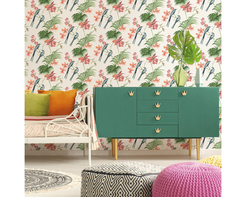 Dekoriertes Wohnzimmer mit Tapete, Kommode und Sitzgelegenheiten