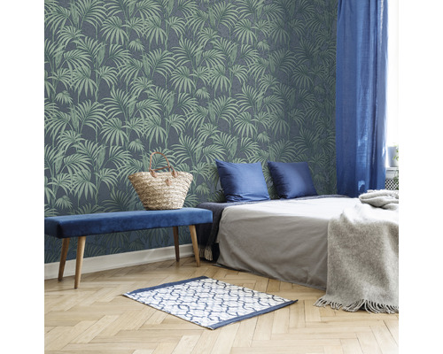 Schlafzimmer mit gemusterter Dschungeltapete, Bett, Bank und Dekorationen