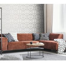 Wohnzimmer mit braunem Sofa und geometrischer Tapete