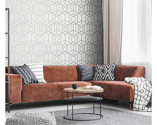 Wohnzimmer mit braunem Sofa und geometrischer Tapete