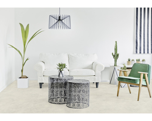 Heller Wohnraum mit Sofa, Sessel, Beistelltischen und Zimmerpflanzen