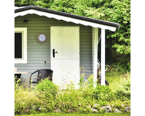 Gartenhaus mit Wanduhr, Tür und Sitzgelegenheit im Außenbereich
