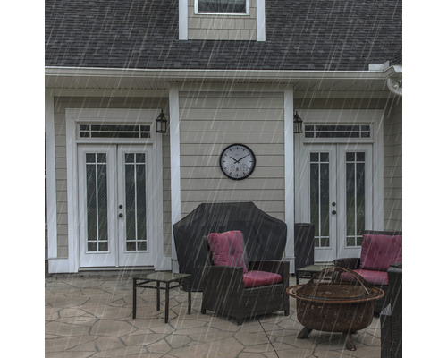 Gartenmöbel auf Terrasse mit Grill unter Abdeckung und Außenwanduhr im Regen