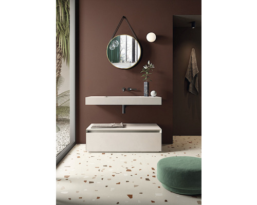 Modernes Badezimmer mit Waschtisch, Spiegel, Handtuch und Terrazzoboden