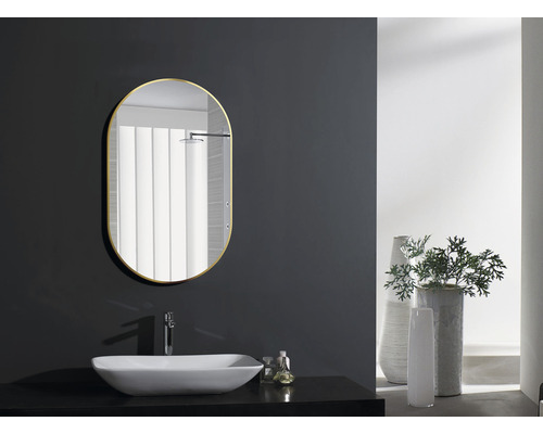 Ovaler Spiegel mit Waschbecken in einem Badezimmer