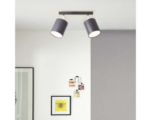 Deckenleuchte mit zwei Strahlern im Wohnzimmer