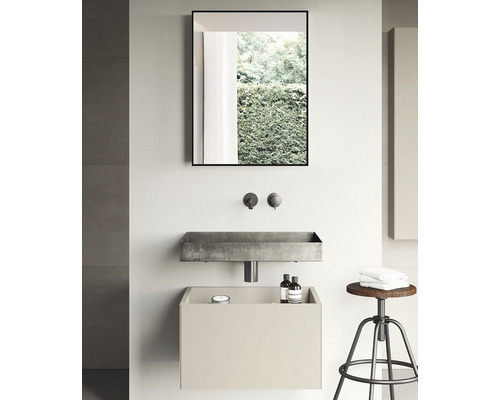 Modernes Badezimmer mit Waschtisch, Spiegel und Hocker