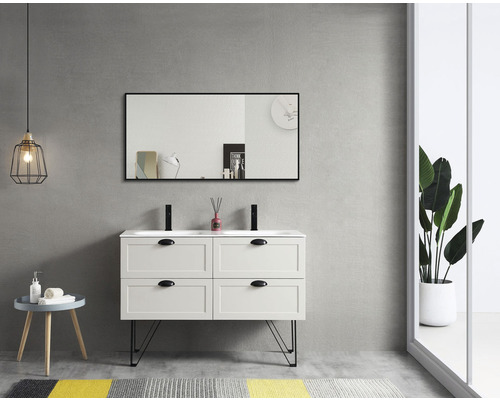 Badezimmer mit Waschbeckenunterschrank, Spiegel und Dekorationen