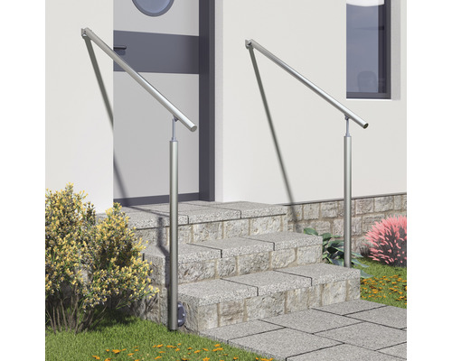 Zwei Edelstahlhandläufe an einer Außentreppe vor einem Haus.