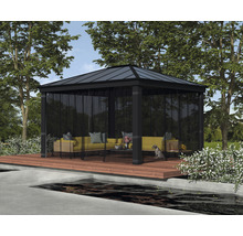 Pavillon mit Möbeln auf einer Holzterrasse in einem Garten.