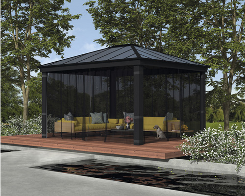 Pavillon mit Möbeln auf einer Holzterrasse in einem Garten.