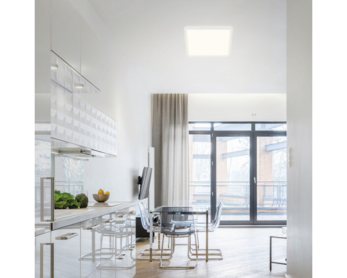 Moderne Küche mit Esstisch und quadratischer Deckenleuchte